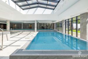 Bazén v ubytovaní Apartament 420 Green Port Basen & Jacuzzi Kołobrzeg alebo v jeho blízkosti