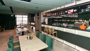 Lounge alebo bar v ubytovaní Apartament 420 Green Port Basen & Jacuzzi Kołobrzeg