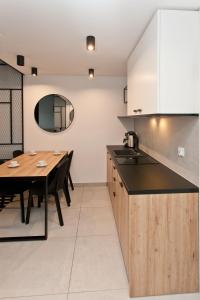 Kuchyňa alebo kuchynka v ubytovaní Apartament 420 Green Port Basen & Jacuzzi Kołobrzeg