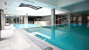 Bazén v ubytovaní Apartament 420 Green Port Basen & Jacuzzi Kołobrzeg alebo v jeho blízkosti