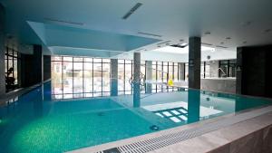 Bazén v ubytovaní Apartament 420 Green Port Basen & Jacuzzi Kołobrzeg alebo v jeho blízkosti