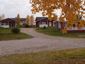 a house with a gravel road in front at Lomamaja Pekonen Apartments in Muonio