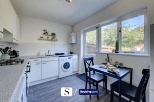 Kuchyň nebo kuchyňský kout v ubytování LastMinOffer 10pc Off I A Cute 2BR Semi-Detached Home I Dedicated Off-street Parking I Garden I Wifi I Short Term Let by SILVA I Long Term Rates Available + 27 fotografií