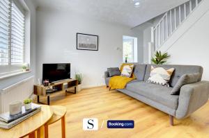 Posezení v ubytování LastMinOffer 10pc Off I A Cute 2BR Semi-Detached Home I Dedicated Off-street Parking I Garden I Wifi I Short Term Let by SILVA I Long Term Rates Available