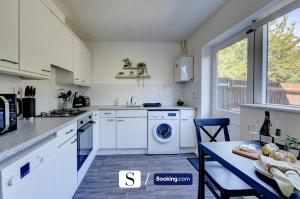 Kuchyň nebo kuchyňský kout v ubytování LastMinOffer 10pc Off I A Cute 2BR Semi-Detached Home I Dedicated Off-street Parking I Garden I Wifi I Short Term Let by SILVA I Long Term Rates Available