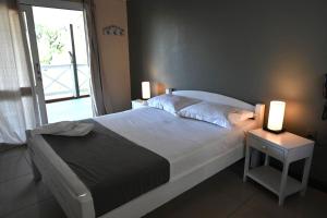 Tempat tidur dalam kamar di Hotel Mirador del Dayman