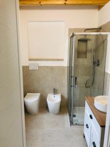 Un baño con ducha, inodoro y lavabo. en Maison du Château Sarre, en Aosta