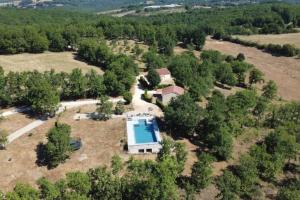 an aerial view of a house with a swimming pool at Gîte de Combe Falce in Salignac Eyvigues