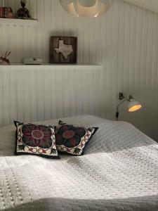 Katil atau katil-katil dalam bilik di Funen Cottage With Fantastic Sea View +32 gambar