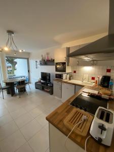 KervernoïsにあるApt 4 pers- Terrasse vue mer, 150 m de la plage - GILDWENのキッチン(カウンター、テーブル付)