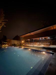 Bazén v ubytování Annapurna Resort Puncak nebo v jeho okolí
