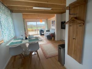 モンシャウにあるSchwedenhaus Fridhem Hügelglück mit Weitblickのテーブルと椅子のあるキッチンとリビングルーム