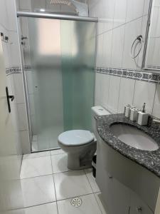 Ένα μπάνιο στο Apto com Piscina, Churrasqueira, Ar condicionado