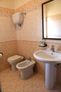 ピッツォにあるCentauro by PizzoApartmentsのバスルーム(洗面台、トイレ、鏡付)