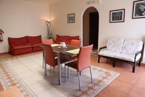ピッツォにあるCentauro by PizzoApartmentsのリビングルーム(テーブル、椅子、ソファ付)