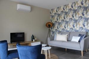 Televízia a/alebo spoločenská miestnosť v ubytovaní Gîte Lou, Gîte famille et bien être avec jacuzzi