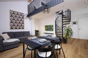 拉科维察Plitvice Nest的带桌椅和沙发的客厅