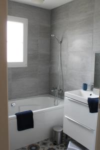 Kúpeľňa v ubytovaní Gîte Lou, Gîte famille et bien être avec jacuzzi