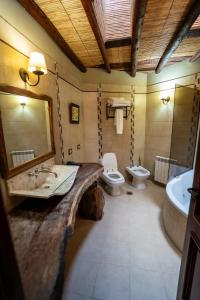 Phòng tắm tại La Casa De La Bodega - Wine Boutique Hotel +64 ảnh