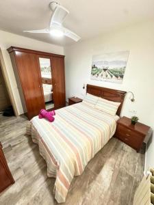 a bedroom with a bed with a pink pillow on it at Villa La Rioja Casa de los abuelos in Logroño