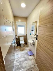 Koupelna v ubytování Villa La Rioja by Villas Rivero + 30 fotografií