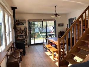 jadalnia ze stołem i schodami w obiekcie Maison à Saint Briac sur Mer w mieście Saint-Briac-sur-Mer