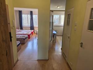 Giường trong phòng chung tại Apartament Warszawska