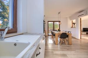 Φωτογραφία από το άλμπουμ του Family-Friendly Villa Amorea with Pool in Nature σε Krnica