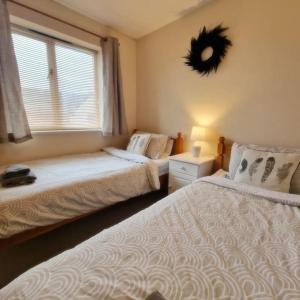 Ένα ή περισσότερα κρεβάτια σε δωμάτιο στο Lovely Holiday Home to explore beautiful West Wales