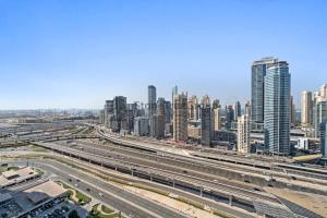 Nespecifikovaný výhled na destinaci Dubaj nebo výhled na město při pohledu z apartmánu