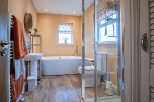 Et badeværelse på Ty George - 3 Bedroom Cottage - Tenby + 42 billeder