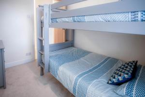 En eller flere senge i et værelse på Ty George - 3 Bedroom Cottage - Tenby