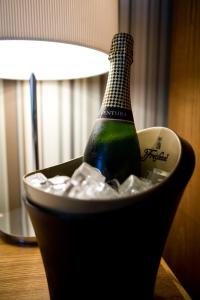 ソーンベリーにあるThornbury Lodgeのボトルシャンパン