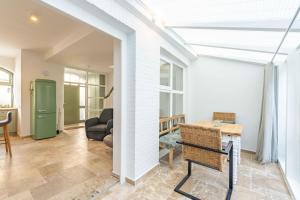 a living room with a couch and a table at Stadthaus im Kattsund Eckernförde zur Kurzzeitvermietung in Eckernförde