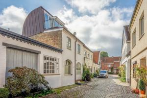 a house with a round window on top of it at Stadthaus im Kattsund Eckernförde zur Kurzzeitvermietung in Eckernförde