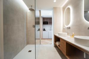 利多迪耶索罗Hotel Cavalieri Palace & Suites的浴室配有洗手池和玻璃淋浴房