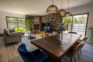 Ruang duduk di Countryside house with a pool and fireplace