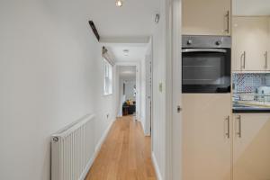 Η κουζίνα ή μικρή κουζίνα στο City Centre Apartment with Cathedral Views and FREE Parking- Self check in +19 φωτογραφίες