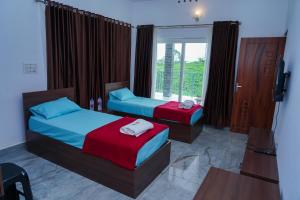 a hotel room with two beds and a window at Laas Villa Vagamon in Vagamon