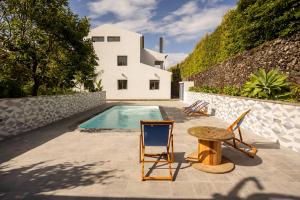 Kolam renang di atau dekat dengan Countryside house with a pool and fireplace