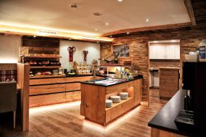 A kitchen or kitchenette at Hotel Garni Bellevue