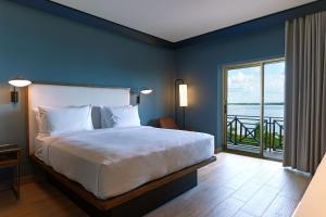 Letto o letti in una camera di Courtyard by Marriott Paramaribo