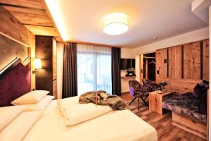 A bed or beds in a room at Hotel Garni Bellevue