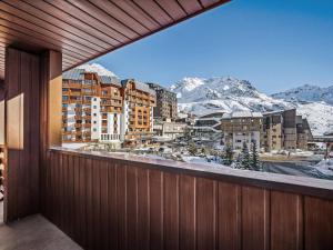 a balcony with a view of a city with snow covered mountains at Duplex modernisé 59m², 6 pers, proche pistes, Val Thorens - FR-1-640-61 in Val Thorens