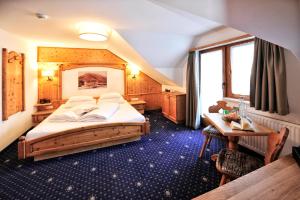 A bed or beds in a room at Hotel Garni Bellevue