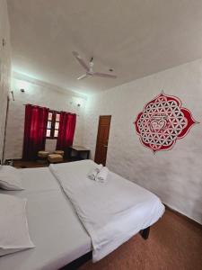 Postel nebo postele na pokoji v ubytování Shiv Shakti Yogpeeth Cottages