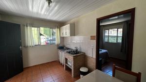 Kuchyň nebo kuchyňský kout v ubytování Kitnet 1 na Joaquina com piscina
