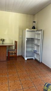 Kuchyň nebo kuchyňský kout v ubytování Kitnet 1 na Joaquina com piscina