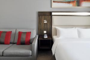 Uma cama ou camas num quarto em Holiday Inn Express Dubai Internet City by IHG