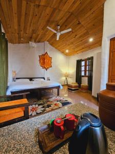 Postel nebo postele na pokoji v ubytování Shiv Shakti Yogpeeth Cottages